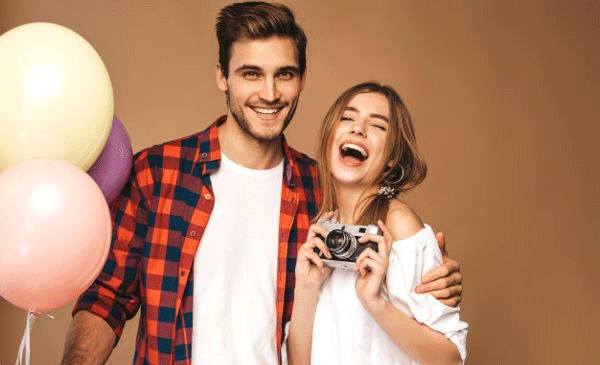 ژست عکس دونفره با کیک