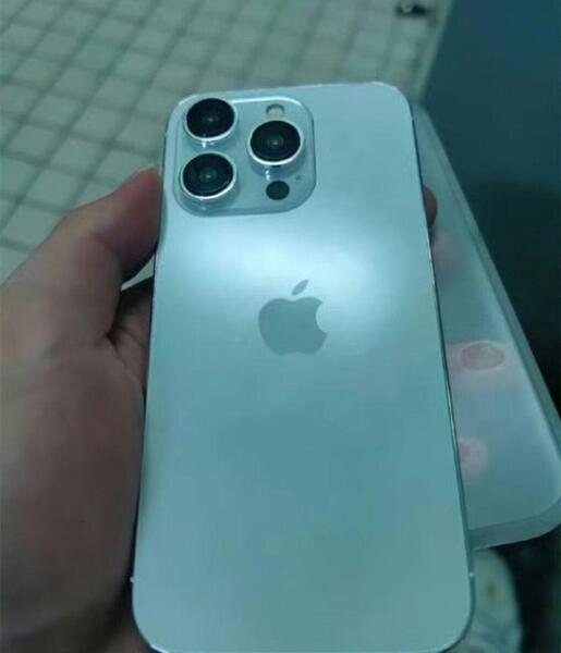 عکس گوشی اپل تو دست دختر