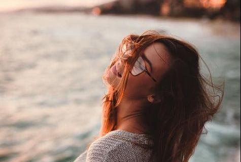 ژست عکس دخترانه کنار دریا