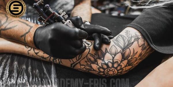 عکس تاتو روی بدن غسل دارد