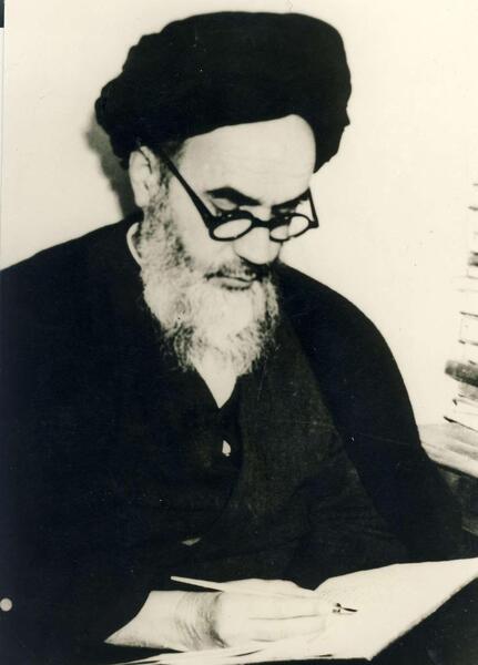 عکس درحال خواندن کتاب