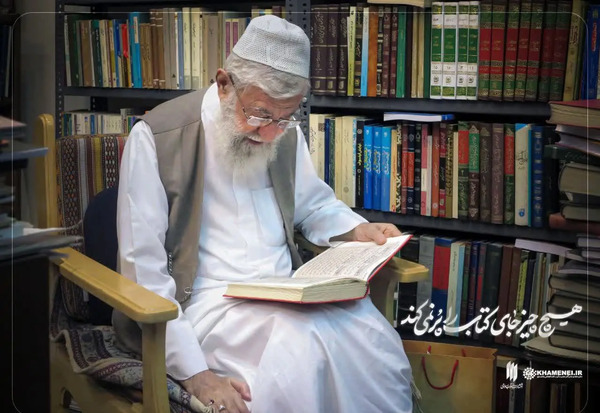 عکس درحال خواندن کتاب