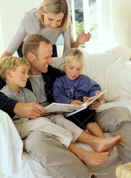 عکس درحال خواندن کتاب