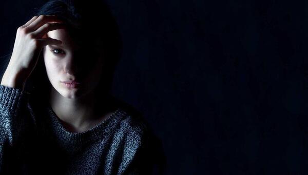 دانلود عکس دختر تنها و غمگین