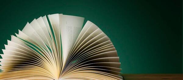 عکس کتاب برای هایلایت اینستا