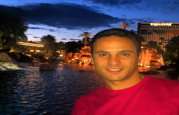 عکس آرش برهانی و همسر باردارش