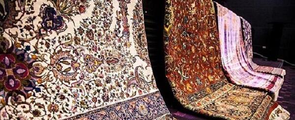 عکس دختر در حال فرش بافتن