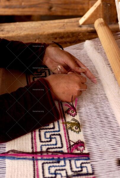 عکس دختر در حال فرش بافتن