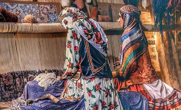 عکس دختر در حال فرش بافتن
