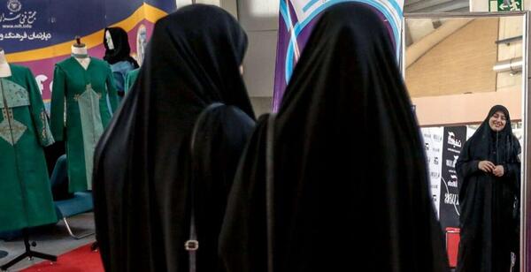 عکس دختر باحجاب با گیتار