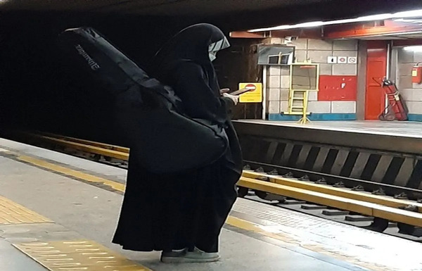 عکس دختر باحجاب با گیتار