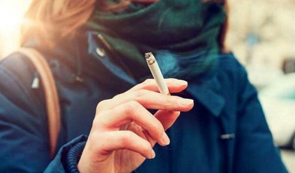 عکس طبیعی سیگار در دست دختر