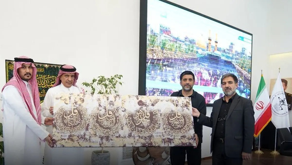 عکسی از نوع نشستن علیرضا دبیر مقابل سفیر هند