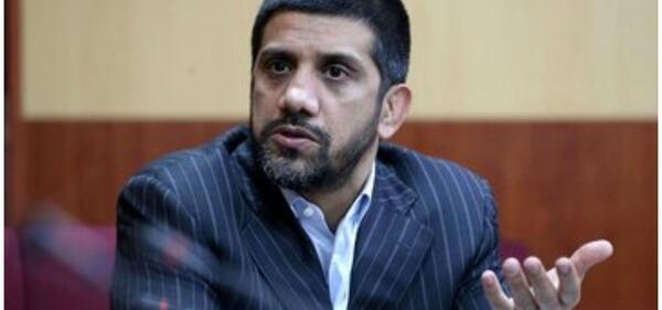 عکسی از نوع نشستن علیرضا دبیر مقابل سفیر هند