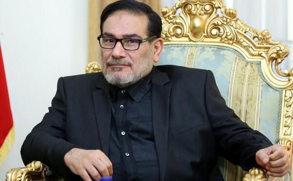 عکسی از نوع نشستن علیرضا دبیر مقابل سفیر هند