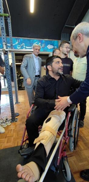 عکسی از نوع نشستن علیرضا دبیر مقابل سفیر هند