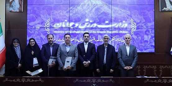 عکسی از نوع نشستن علیرضا دبیر مقابل سفیر هند