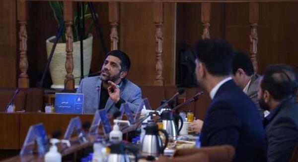 عکسی از نوع نشستن علیرضا دبیر مقابل سفیر هند