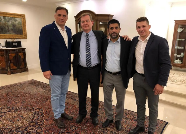 عکسی از نوع نشستن علیرضا دبیر مقابل سفیر هند