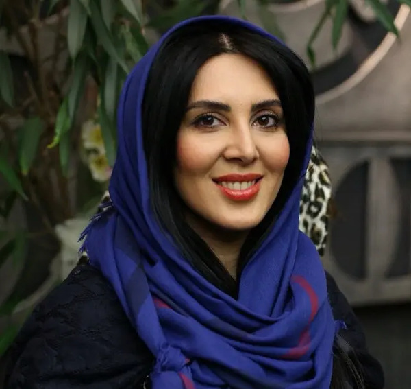 عکسی از نوع نشستن علیرضا دبیر مقابل سفیر هند