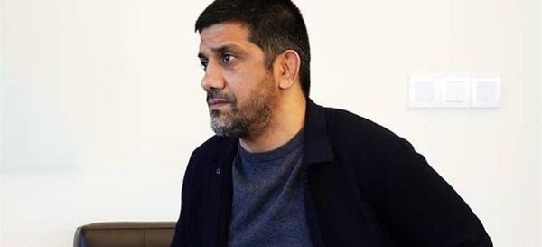عکسی از نوع نشستن علیرضا دبیر مقابل سفیر هند