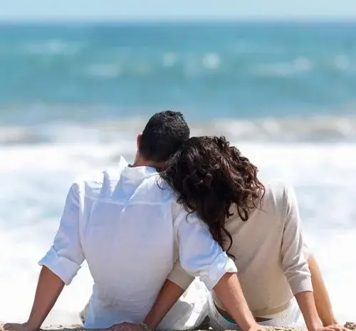 عکس عاشقانه دونفره بدون متن سیاه سفید لب