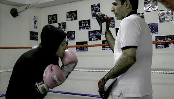 عکس دختر در حال بوکس