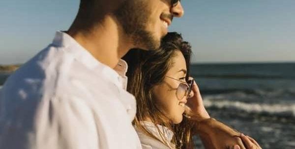 ژست عکس دونفره کنار دریا ایرانی