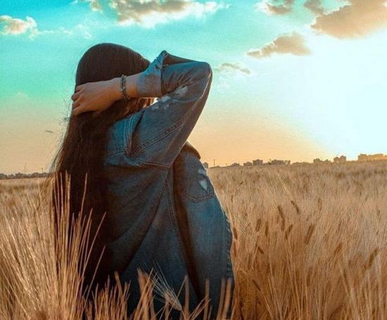 ژست عکس دخترانه در گندم زار