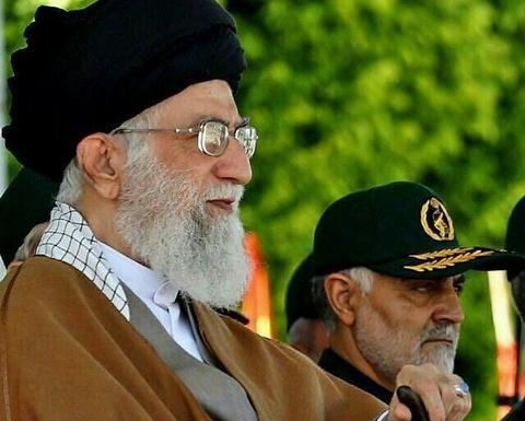 عکس رهبر همراه سردار سلیمانی