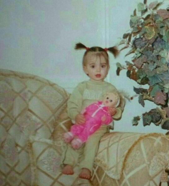 عکس نیکا فلاحی در بچگی