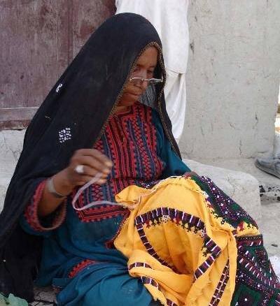 عکس دختر بلوچ با لباس محلی