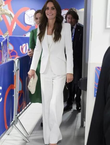 عکس کت و شلوار سفید زنانه