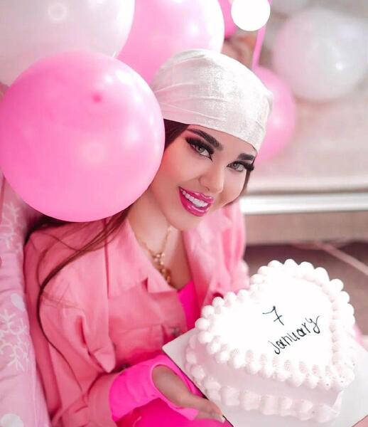 ژست عکس با حجاب برای تولد