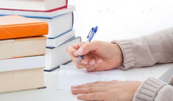 عکس دختر در حال خرید