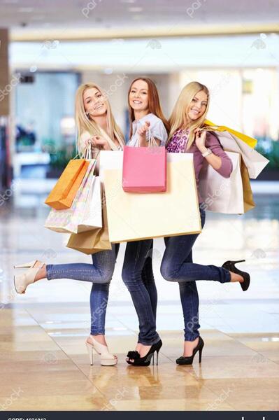 عکس دختر در حال خرید