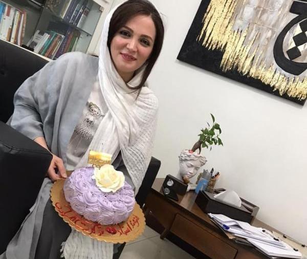 عکس ندا قاسمی در کلبه ای در مه