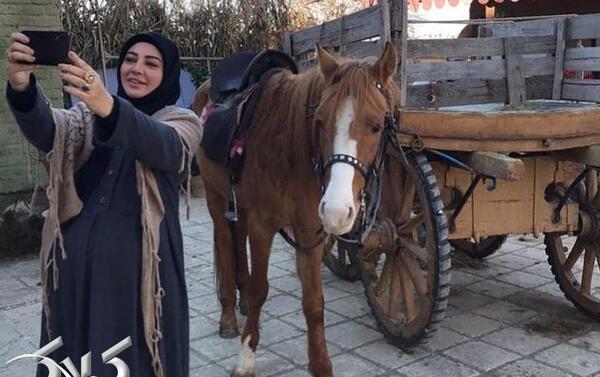 عکس ندا قاسمی در کلبه ای در مه
