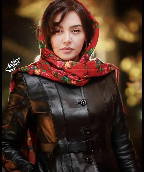 عکس ندا قاسمی در کلبه ای در مه