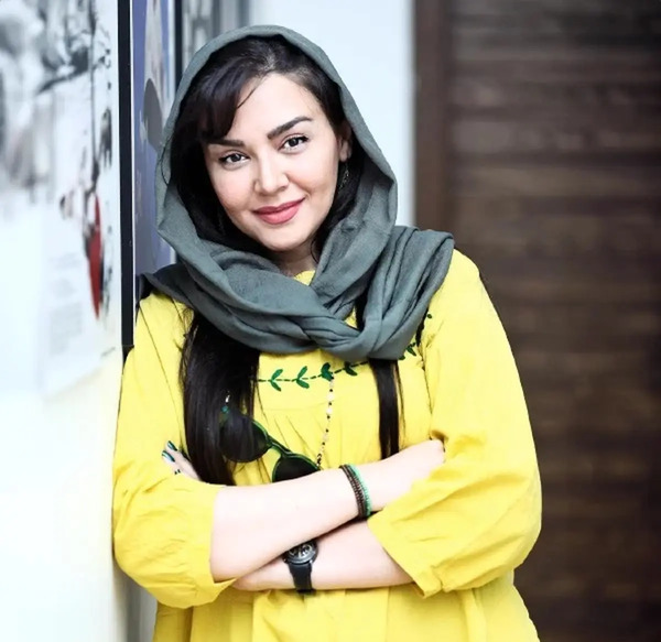 عکس ندا قاسمی در کلبه ای در مه