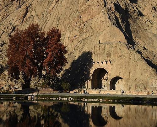 عکس نزدیک از طاق بستان