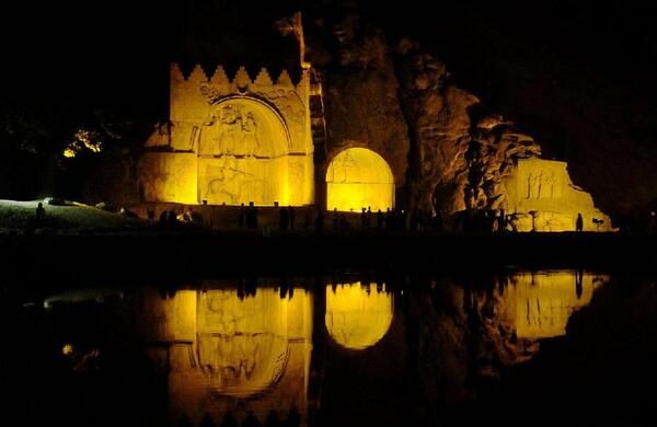 عکس نزدیک از طاق بستان