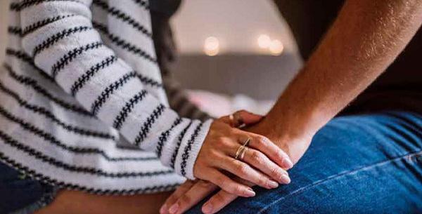 عکس زن نشسته روی مرد