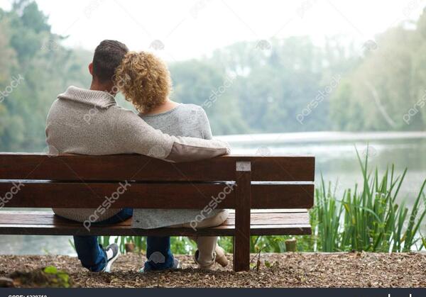 عکس زن نشسته روی مرد