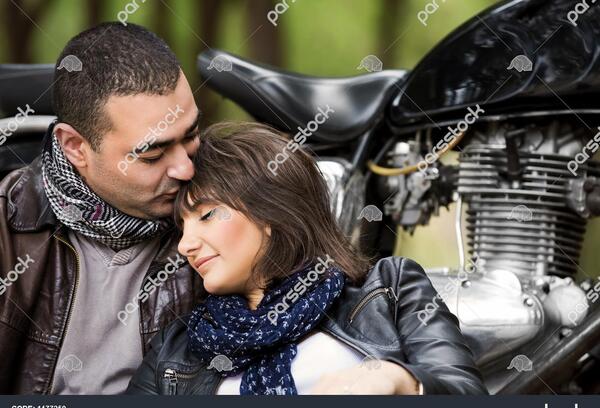 عکس زن نشسته روی مرد