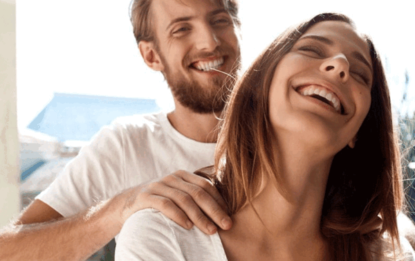 عکس زن نشسته روی مرد