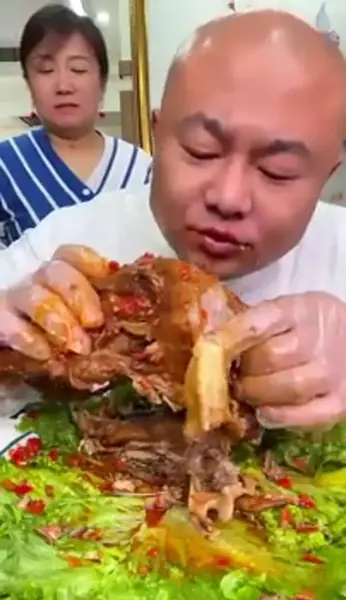 عکس چالش غذا خوری
