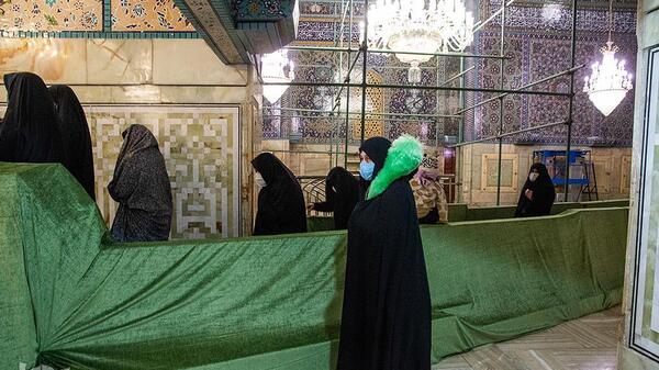 عکس حرم امام رضا زن