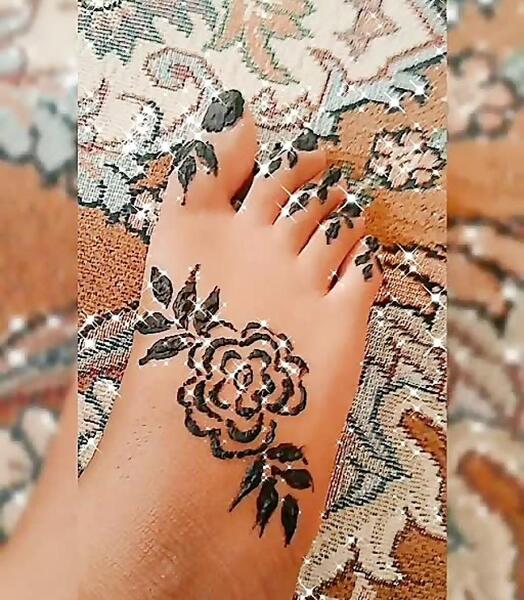 عکس طراحی حنا روی دست و پا