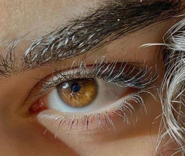 عکس چشم عسلی تیره